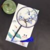 L’oiseau eucalyptus bleu apporte des bénédictions